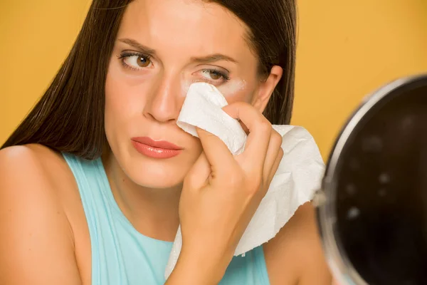 Mujer Limpiando Cara Con Toallita Húmeda — Foto de Stock