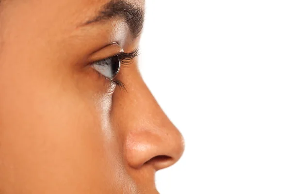 Μάτι Χωρίς Μακιγιάζ Της Σκουρόχρωμης Γυναίκας — Φωτογραφία Αρχείου