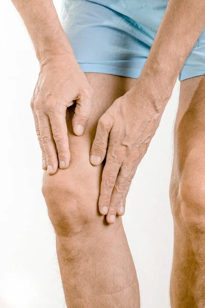运动员的膝盖和四头肌感到疼痛 — 图库照片