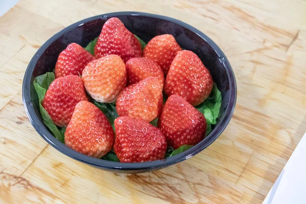 Φράουλες Μπολ Στην Ξύλινο Τραπέζι — Φωτογραφία Αρχείου