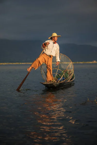 Pescador Birmano Barco Bambú Amanecer — Foto de Stock