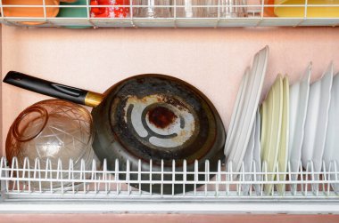 Yıkandıktan sonra bulaşıkları kurutmak 