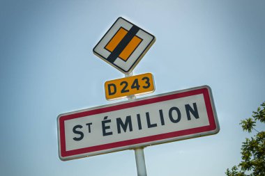 Saint Emilion küçük kasaba çıkış gösteren işaret