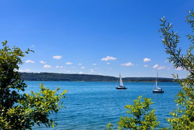 Brombachsee Bavyera Almanya 'da büyük mavi bir göl