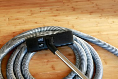 Elektrik süpürgesi ahşap zeminde.
