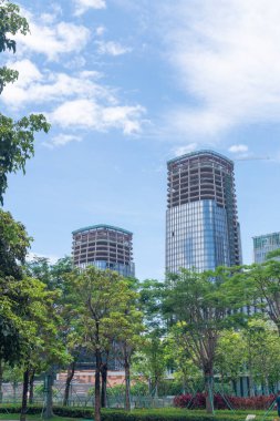 modern ofis binası üzerinde mavi gökyüzü