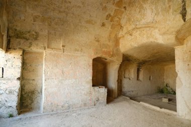 Kemerli tavanları ve mahzenleri olan Matera 'lı Sassi. Eski yeraltı