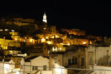 Matera antik şehrinin gece aydınlanması.