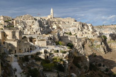 Matera Sassisinin Tuff Stone 'da evleri olan panoraması..