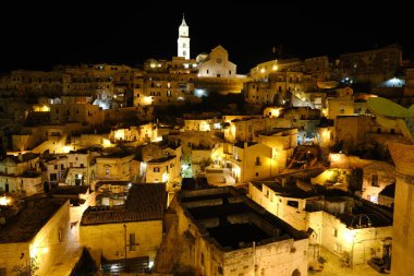 Matera antik şehrinin gece aydınlanması