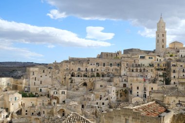 İtalya 'daki Matera şehrinin manzarası. Çan kulesi olan kilise