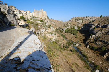 Basilicata 'daki Matera şehri ve Gravina deresi manzarası.