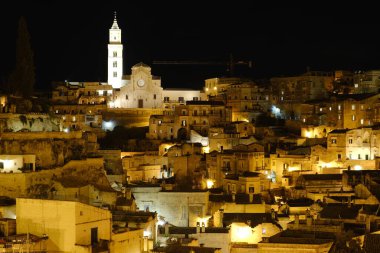 İtalya 'daki Matera şehrinin gece panoraması. Sokaklar, kilise.