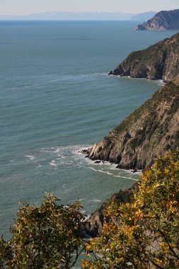 Cinque Terre denizine bakan dağlar ve kayalar.