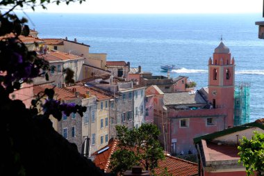 Tellaro köyünden Lerici 'ye Cinque Terre yakınlarında. Kilise çan kulesi, evler ve deniz manzaralı.
