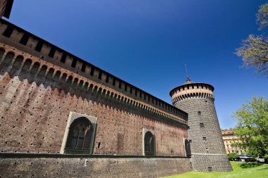 Milano 'daki Sforza Kalesi. Silindirik kule ve duvarlar. 