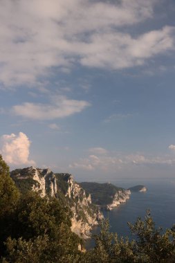 Cinque Terre yakınlarında denize bakan dağlar..