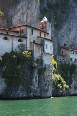 Santa Caterina del Sasso 'nun Maggiore Gölü' ne bakan keşişi.