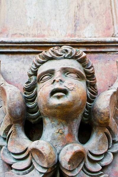 Escultura Velho Anjo Madeira Contra Uma Porta Madeira Uma Igreja — Fotografia de Stock