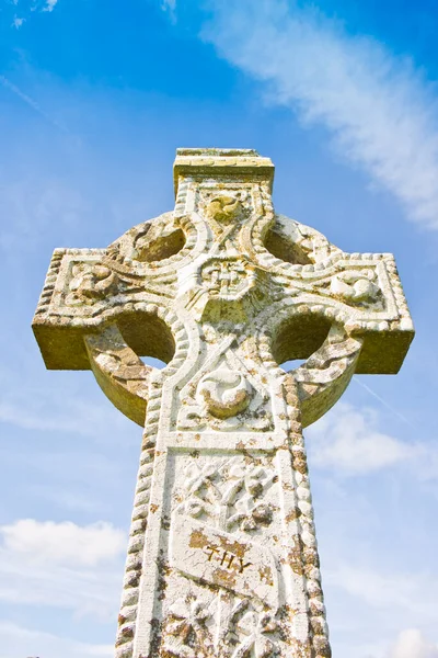 Celtycki Rzeźbiony Kamienny Krzyż Tle Nieba — Zdjęcie stockowe