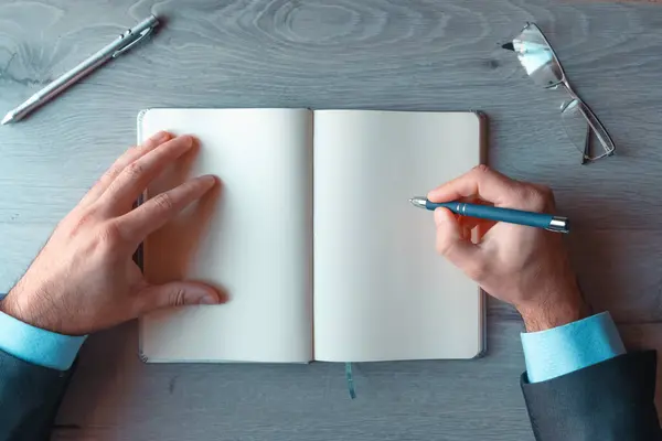 Manos Hombre Negocios Escribiendo Cuaderno Vacío —  Fotos de Stock