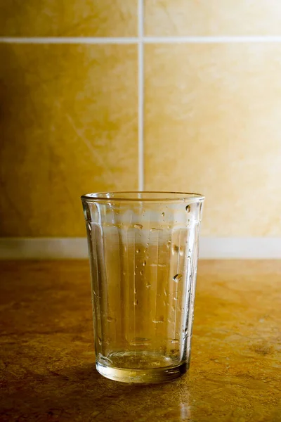 水の滴を空のグラス — ストック写真