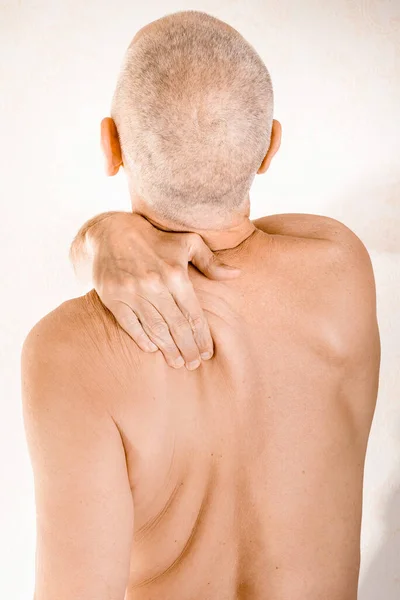脊椎脊椎またはトラピジウス筋肉痛に苦しんでいる男性 — ストック写真