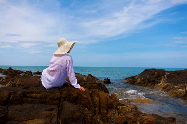 Scenic Shot Young Woman White Clothes Hat Spending Time Beach — Stock Photo, Image