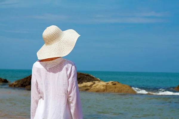 Malownicze Ujęcie Młodej Kobiety Białych Ubraniach Kapeluszu Spędzającej Czas Plaży — Zdjęcie stockowe