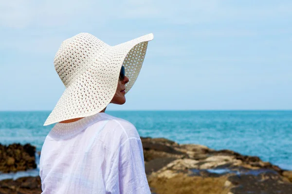 Szenische Aufnahme Einer Jungen Frau Mit Weißer Kleidung Und Hut — Stockfoto