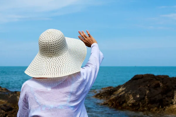 Scenic Shot Young Woman White Clothes Hat Spending Time Beach — Stock Photo, Image