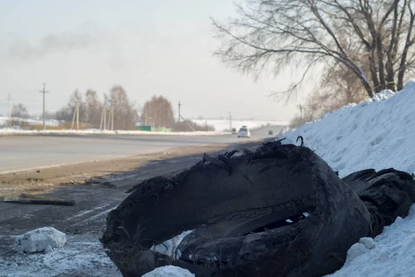 Torn Car Tire Truck Lies Snow Side Road — Foto de Stock