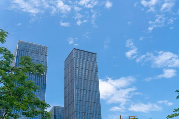 Moderní Kancelářské Budovy Nad Modrá Obloha — Stock fotografie