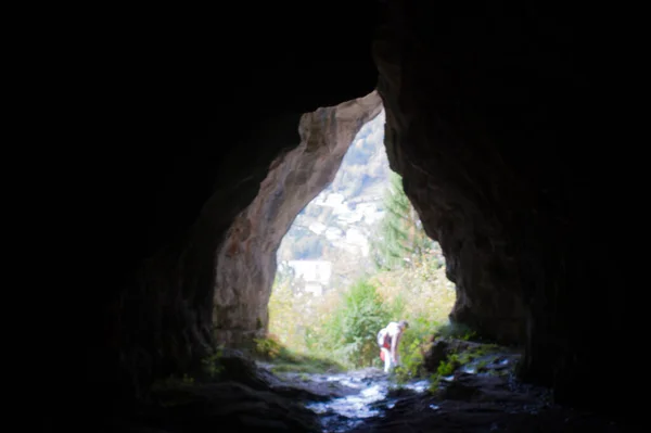 在洞穴中行走的女人 旅行照片 — 图库照片