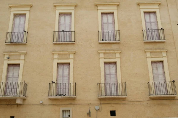 Фасад Середземноморського Палацу Вікнами Балконами — стокове фото