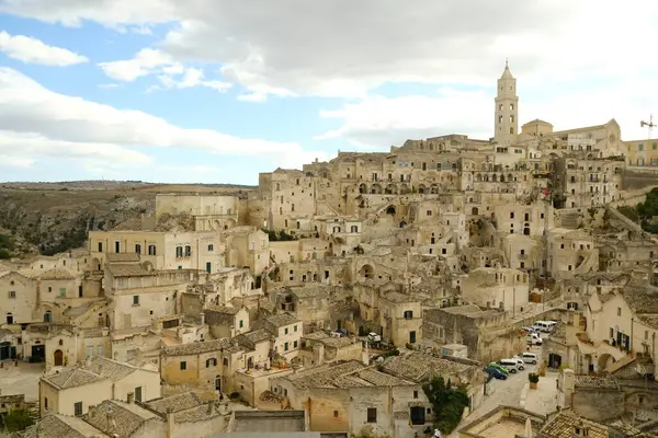 İtalya 'daki Matera şehrinin manzarası. Çan kulesi olan kilise