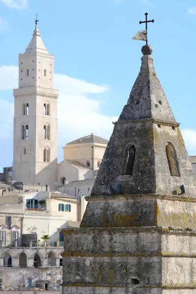 İtalya 'nın Matera kentindeki iki çan kulesi ve kilise noktası.
