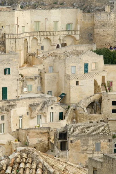 Matera Sassi 'deki evler, yollar ve sokaklar. Tipik yerleşim yeri