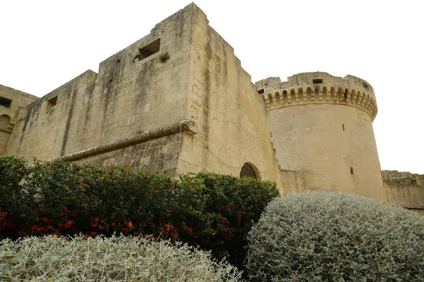 Taştan yapılmış Tramontano di Matera kalesinin kulesi.. 