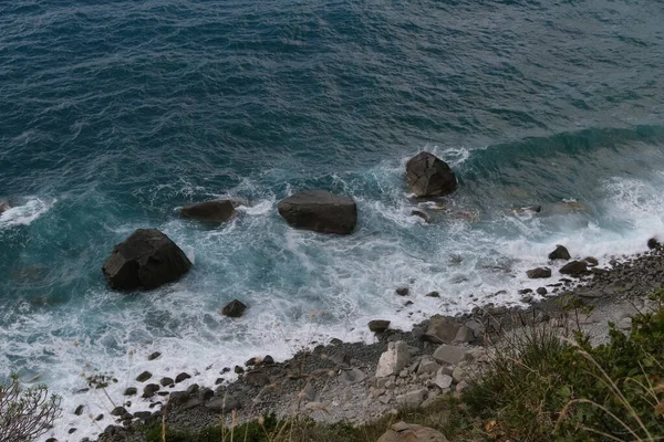 Olas Del Mar Rompen Playa Las Rocas Cerca Cinque Terre —  Fotos de Stock
