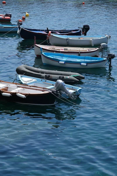 Barcos Colores Mar Azul Riomaggiore Cinque Terre —  Fotos de Stock