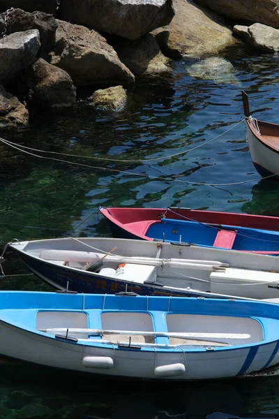 Mavi Denizde Renkli Tekneler Riomaggiore Cinque Terre — Stok fotoğraf