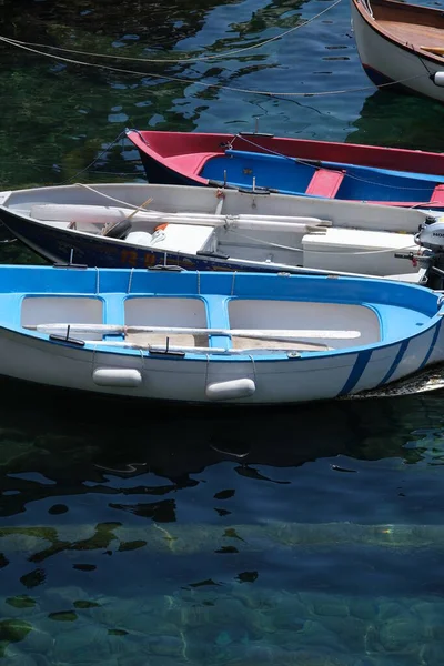 蓝色海面上的彩船 Riomaggiore Cinque Terre — 图库照片