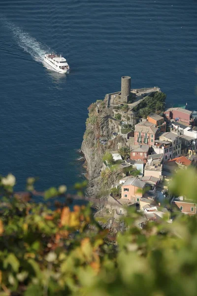 Antigua Torre Domina Mar Con Barco Vernazza Cinque — Foto de Stock