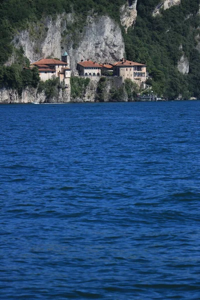 Hermitaget Santa Caterina Del Sasso Med Utsikt Över Sjön Maggiore — Stockfoto