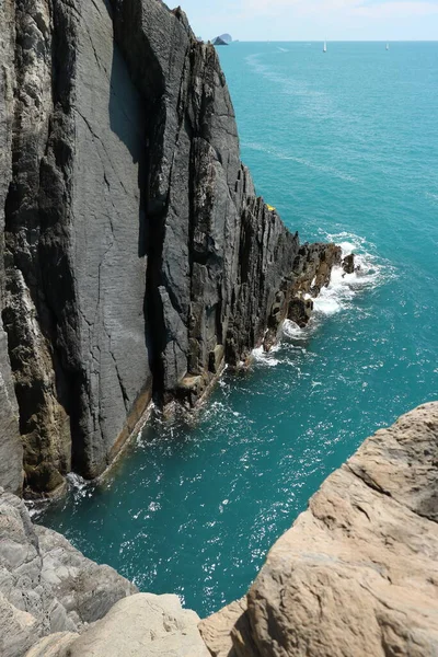 Cliff Rocks Plunge Blue Sea Cinque Terre — Stock Photo, Image