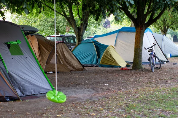 キャンプやキャンプのテント フランスに湖の休暇 — ストック写真