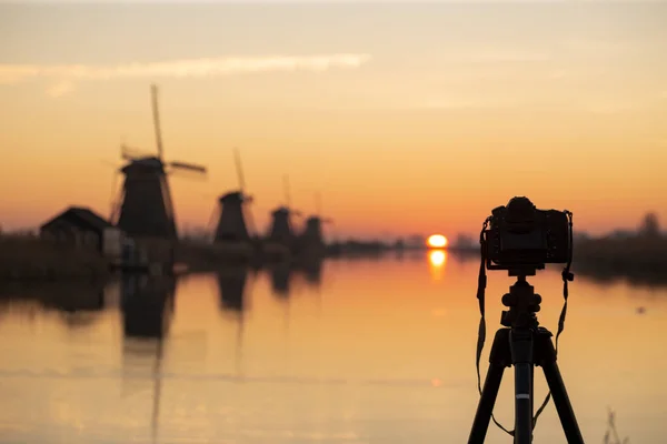 位于中间的这条运河 Alblasserdam 荷兰教科文组织文化遗产风车剪影晨光光日出 — 图库照片