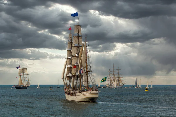 Antique Tall Statek Statek Opuszczający Port Hadze Scheveningen Pod Słoneczną — Zdjęcie stockowe