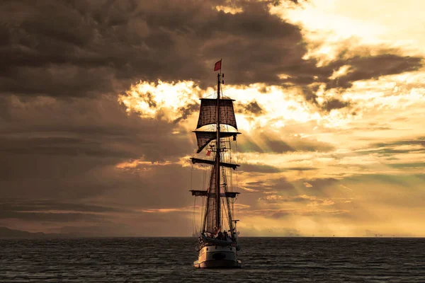 アンティーク背の高い船 ハーグの港を出る船 暖かい夕日と黄金の空の下でスケベニンゲン — ストック写真
